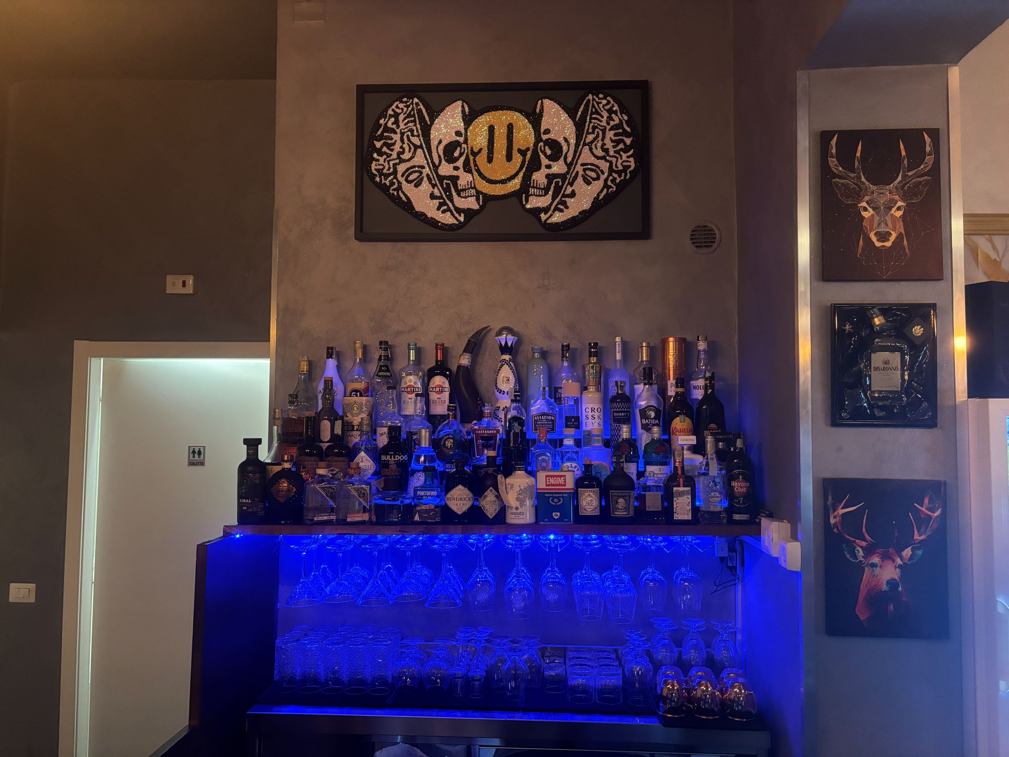 Bancone bar con parete d'arte