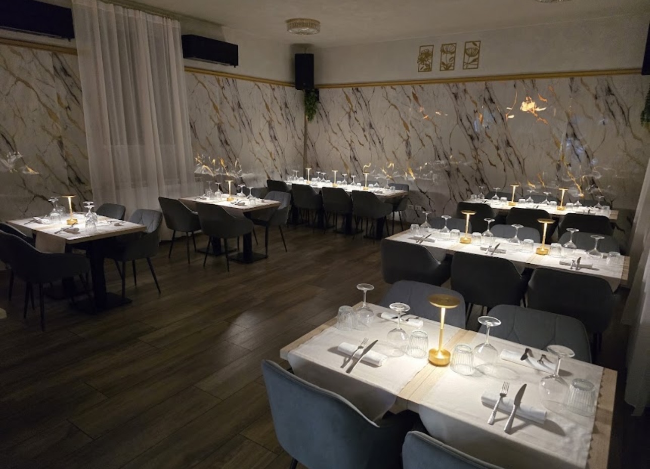 La sala di Hedoné la sera