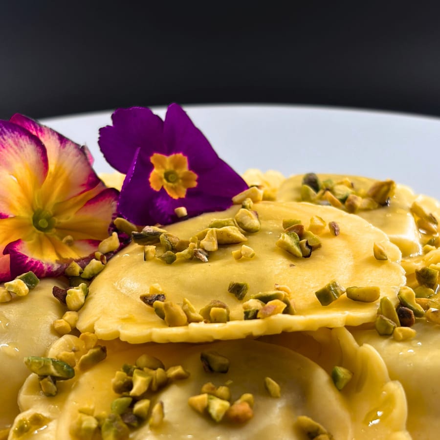 Ravioli con pistacchi e fiori eduli