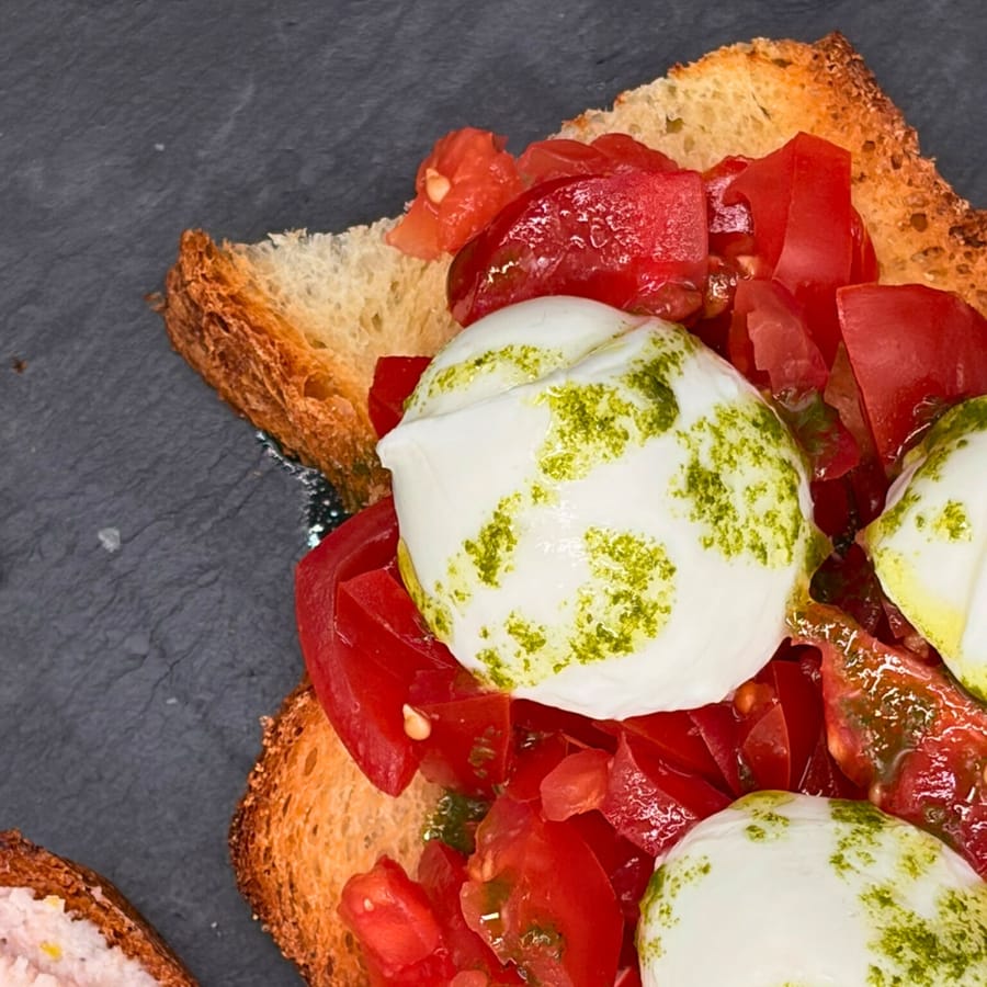 Bruschetta con mozzarella e pomodoro