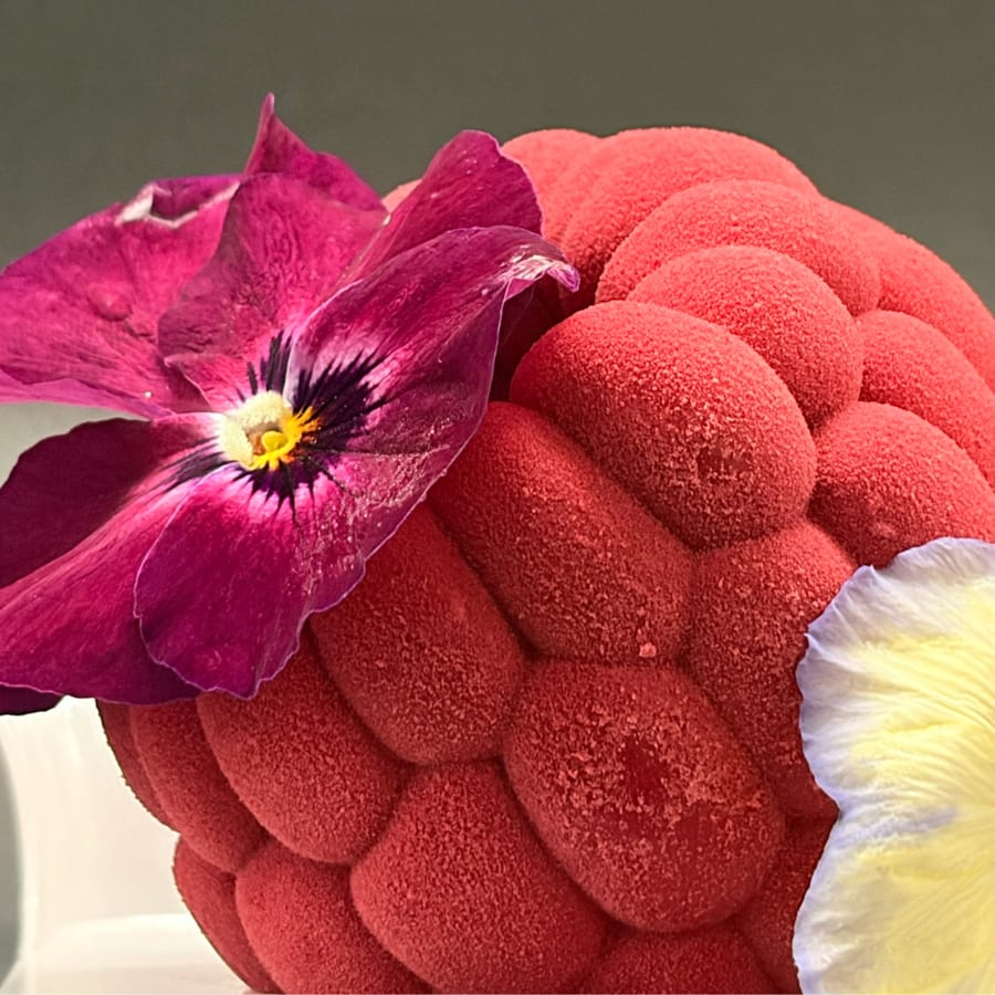 Dessert alla fragola con fiori