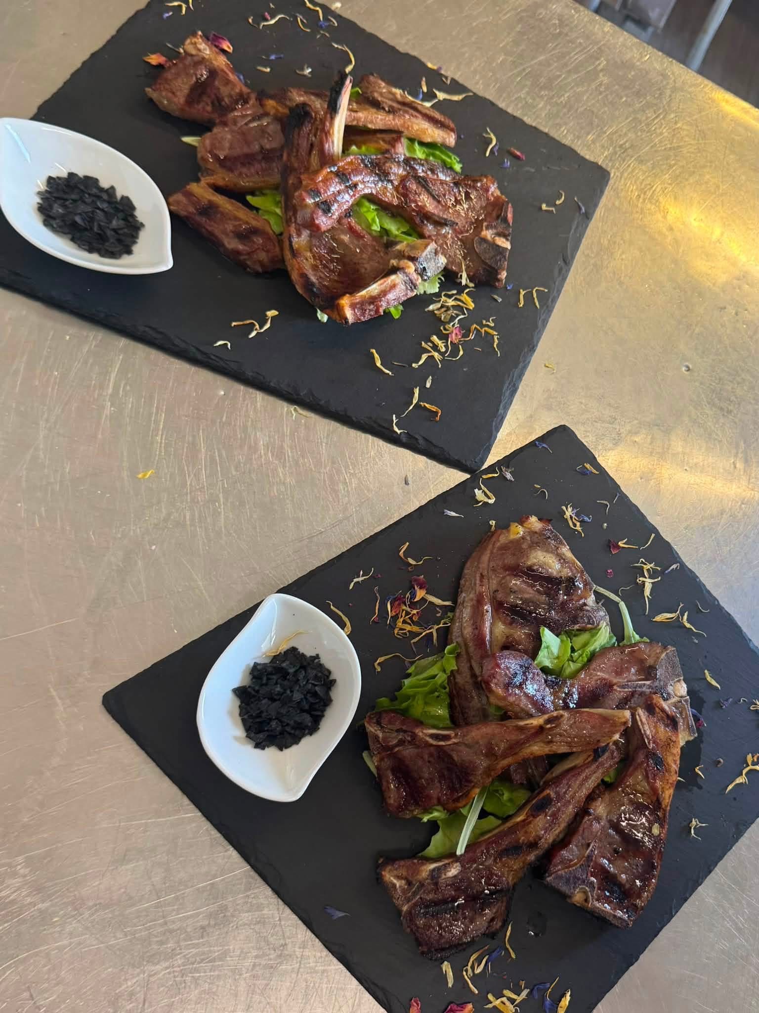 Costolette di agnello con aglio nero