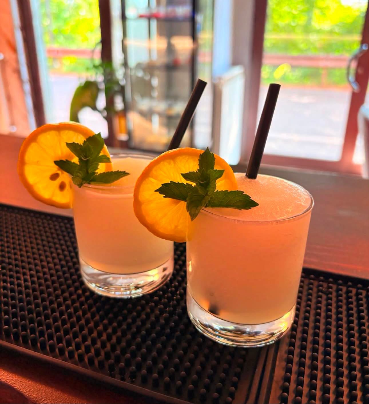 Cocktail all'arancia con menta