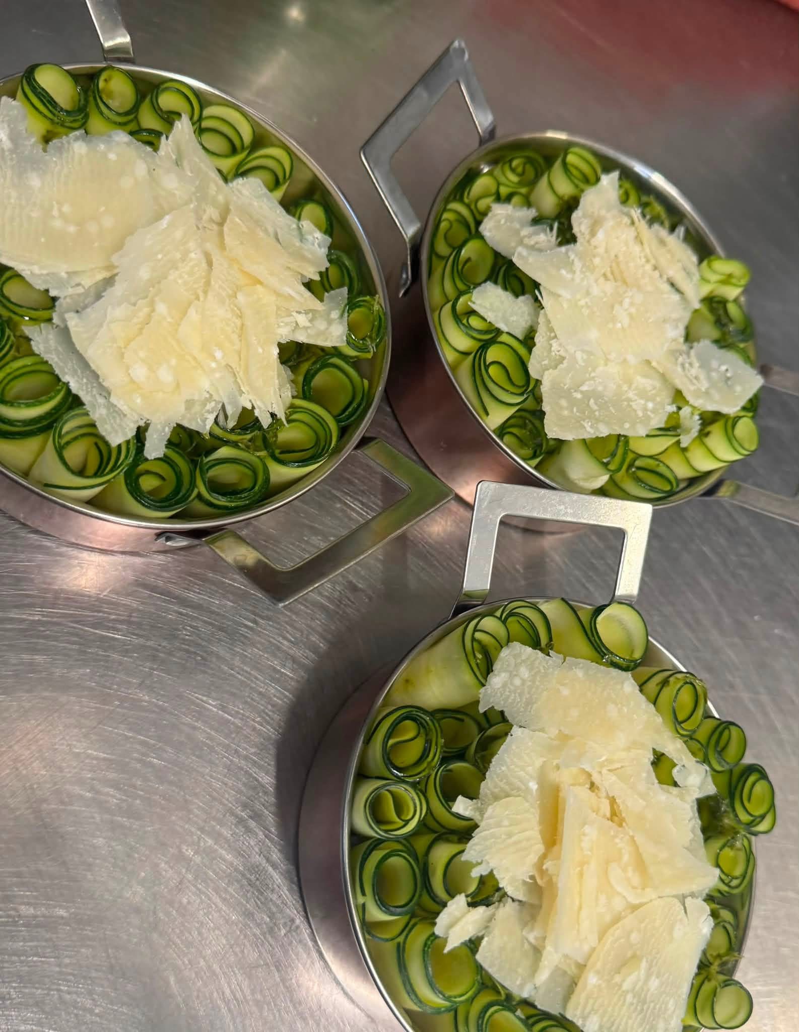 Antipasto di zucchine con scaglie di parmigiano