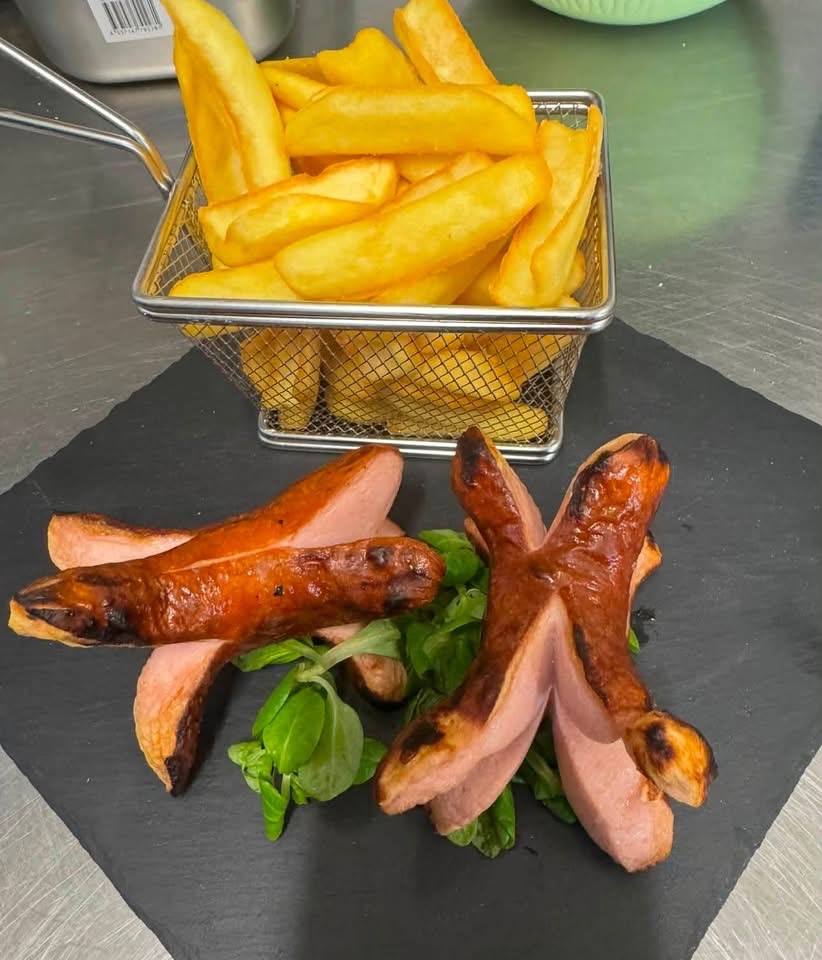 Würstel alla griglia con patatine fritte