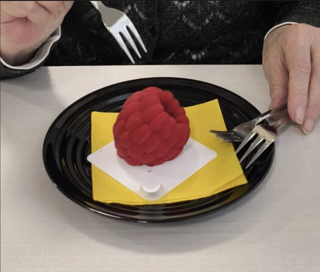 Cliente Hedoné assaggia il semifreddo a forma di lampone
