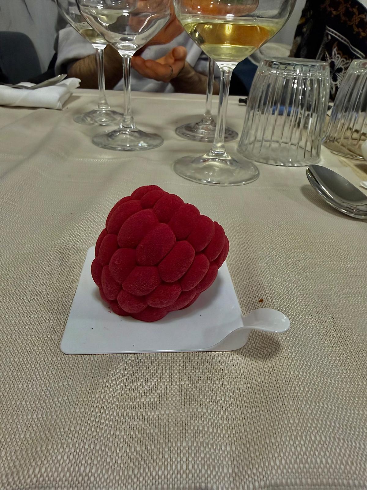 Semifreddo a forma di lampone in tavola