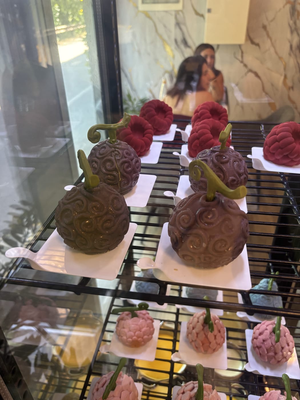 Vetrina con altri semifreddi a forma di frutta