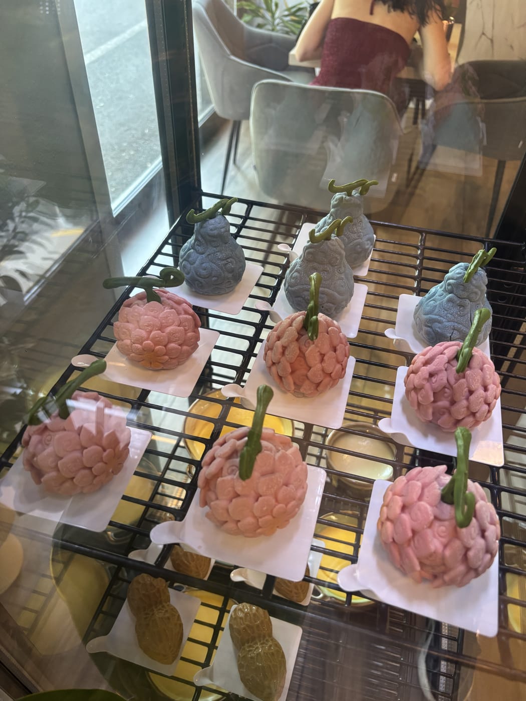 Vetrina con altri semifreddi a forma di frutta