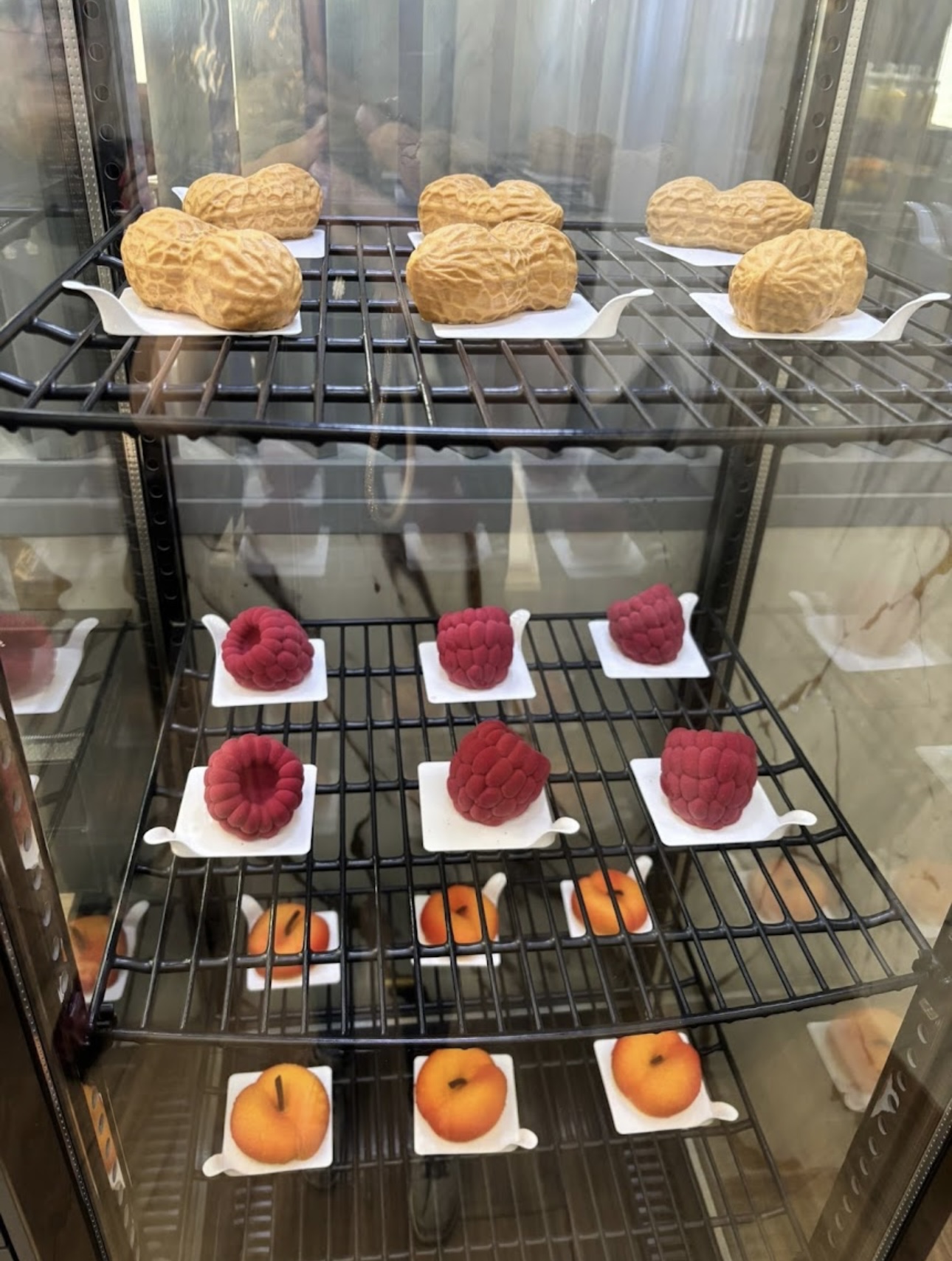 Vetrina con i semifreddi a forma di frutta