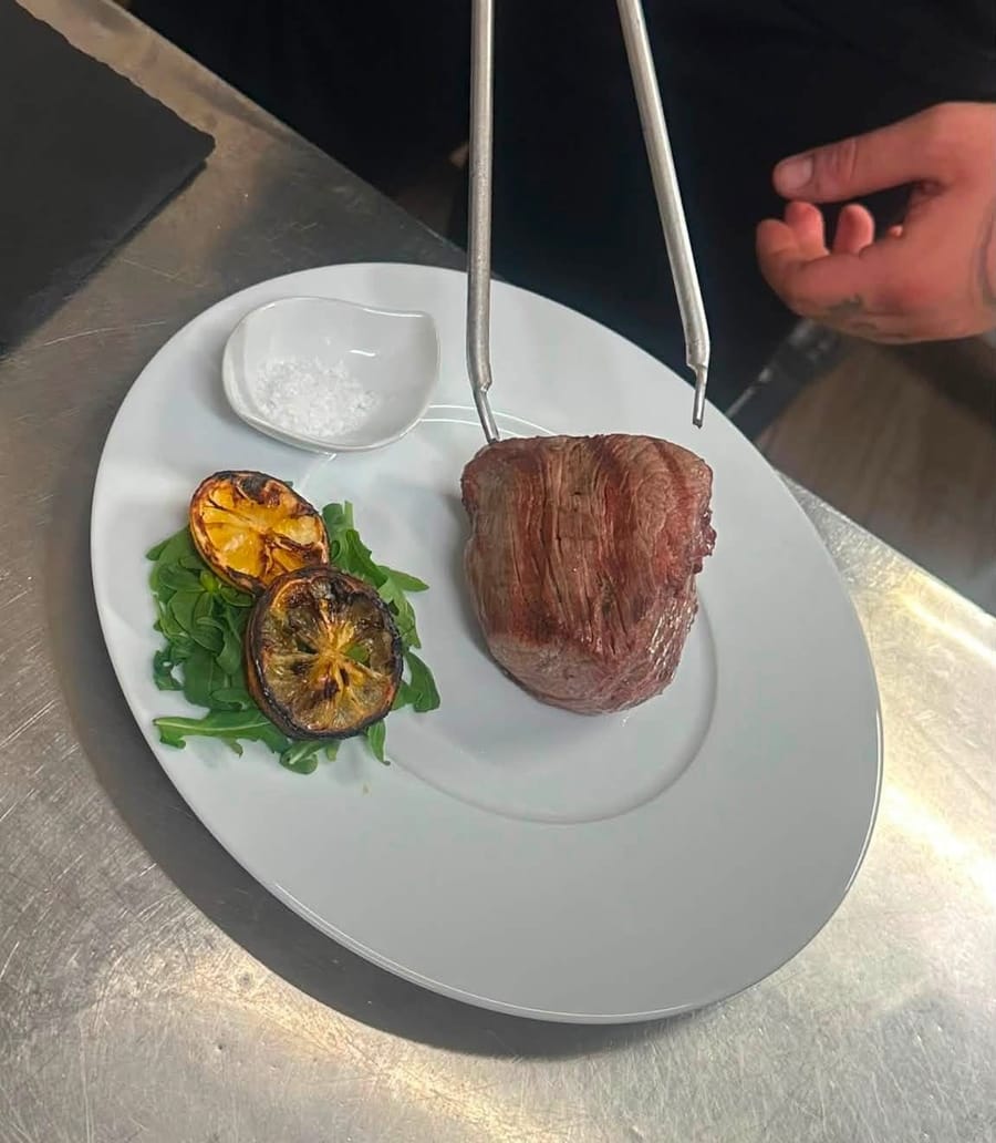 Filetto di manzo impiattato dallo chef