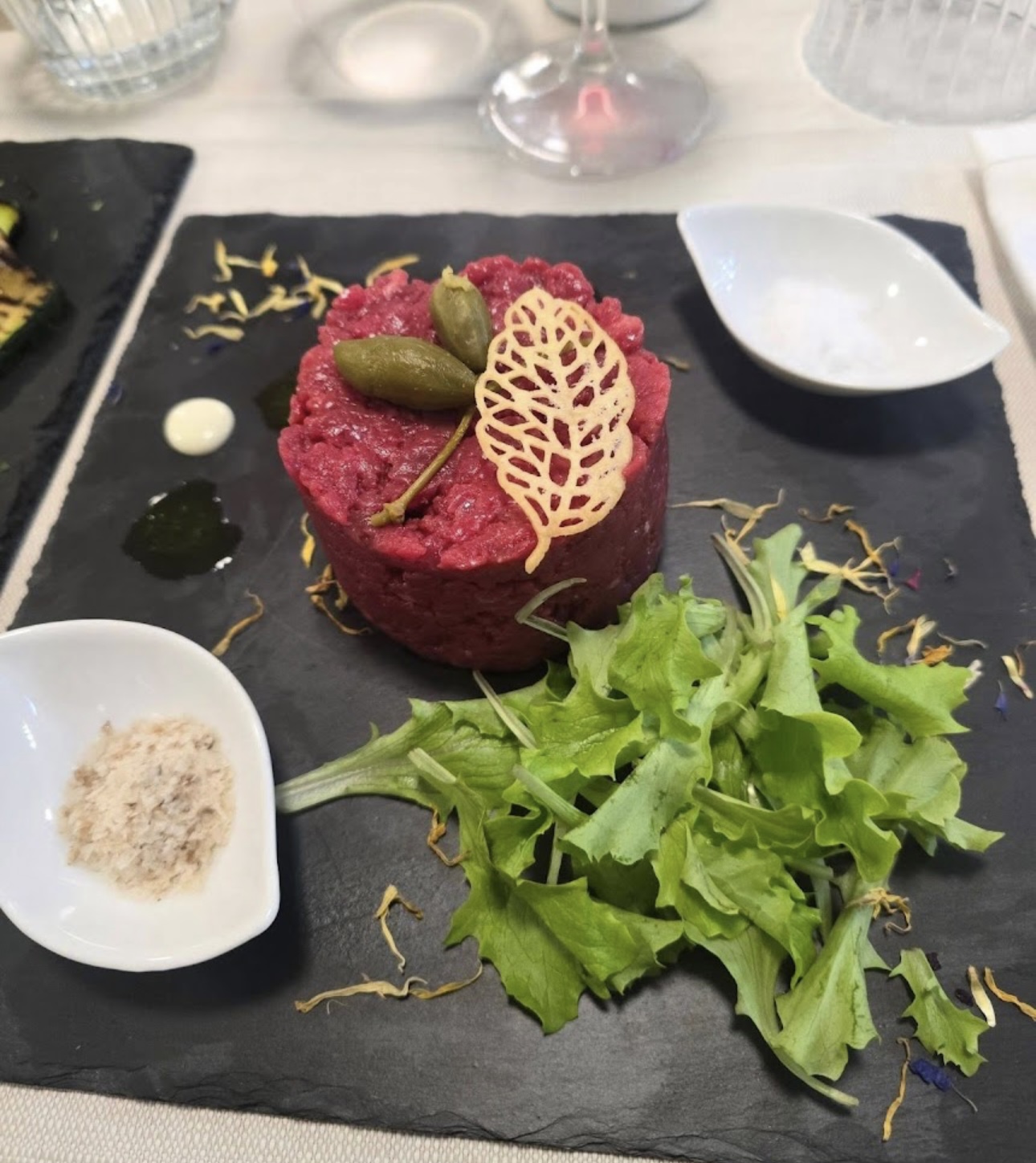 Tartare con foglia oro, identità della cucina di Hedoné