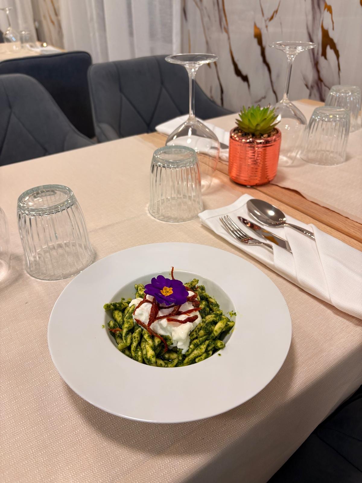 Trofiette verdi al pesto con stracciatella e pistacchio