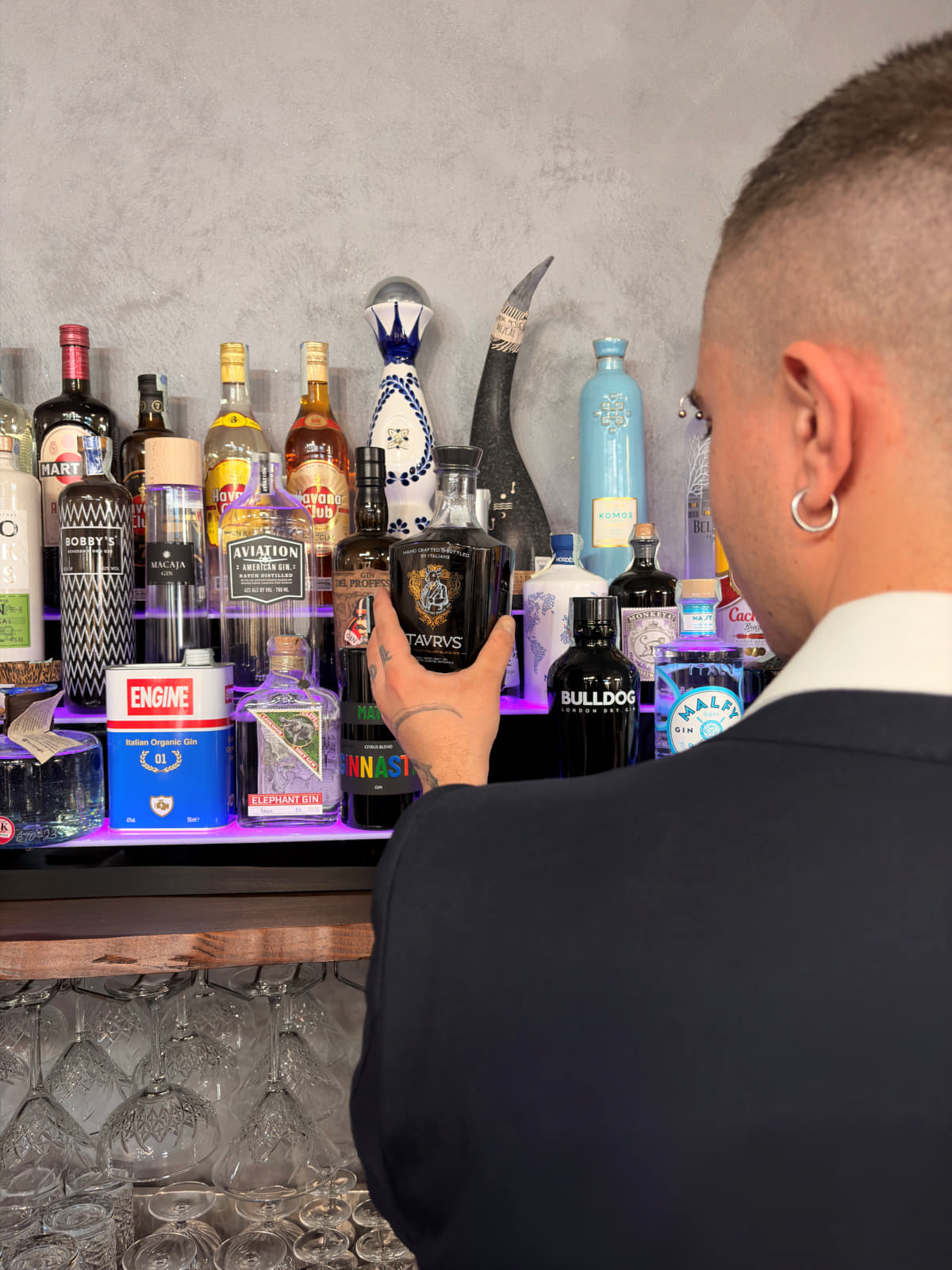 Barman con la selezione gin
