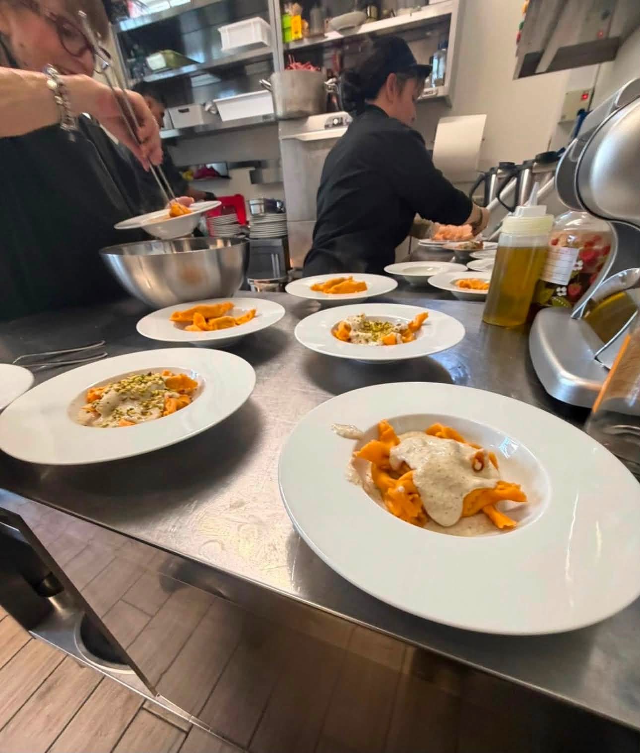 Il team in cucina mentre impiatta