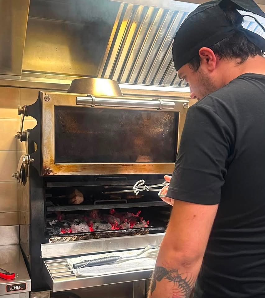 Lo chef di Hedoné alla griglia a brace