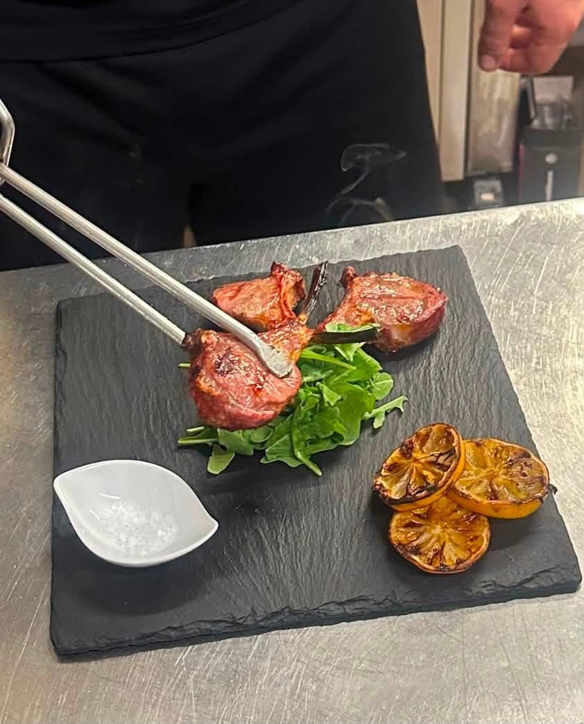 Lo chef di Hedoné impiatta le costolette di agnello